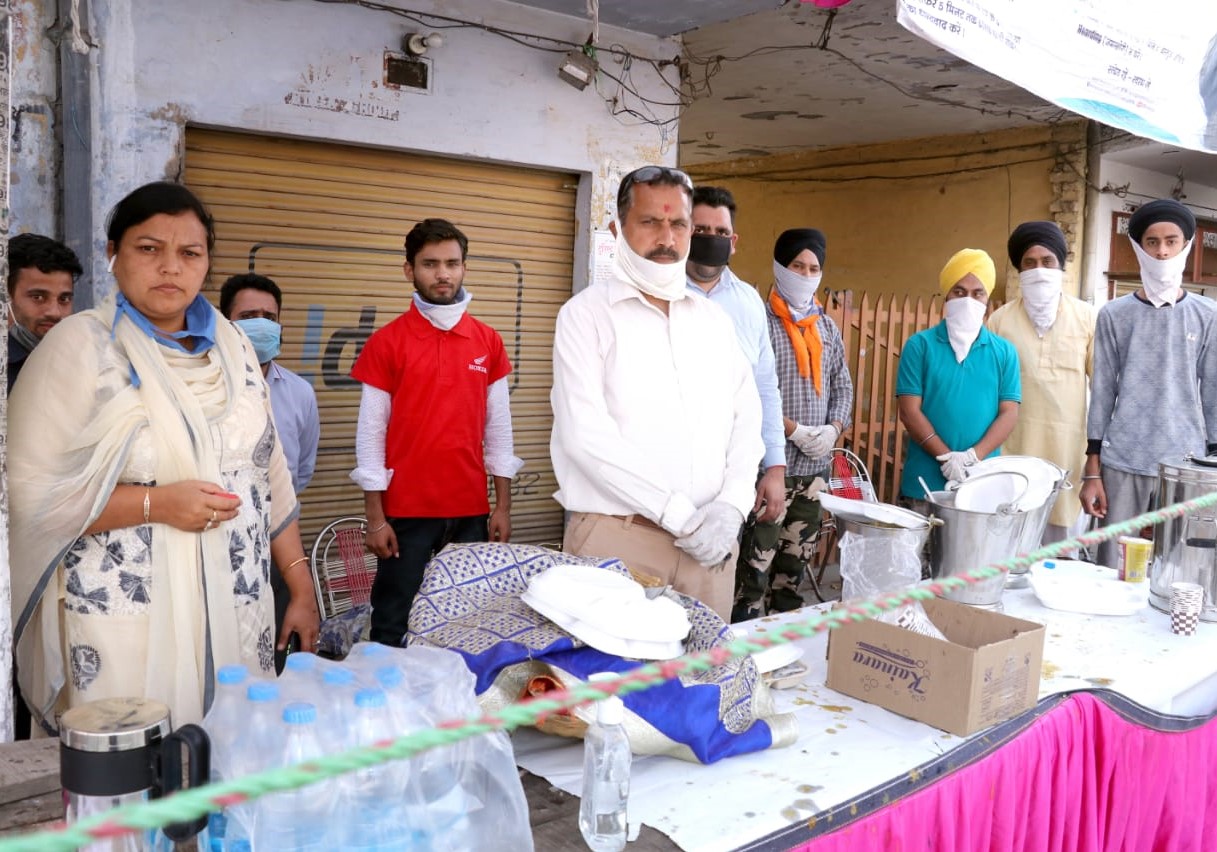 एमएच होंडा ग्रुप ने लोगों को खाद्य पदार्थ वितरित किए 