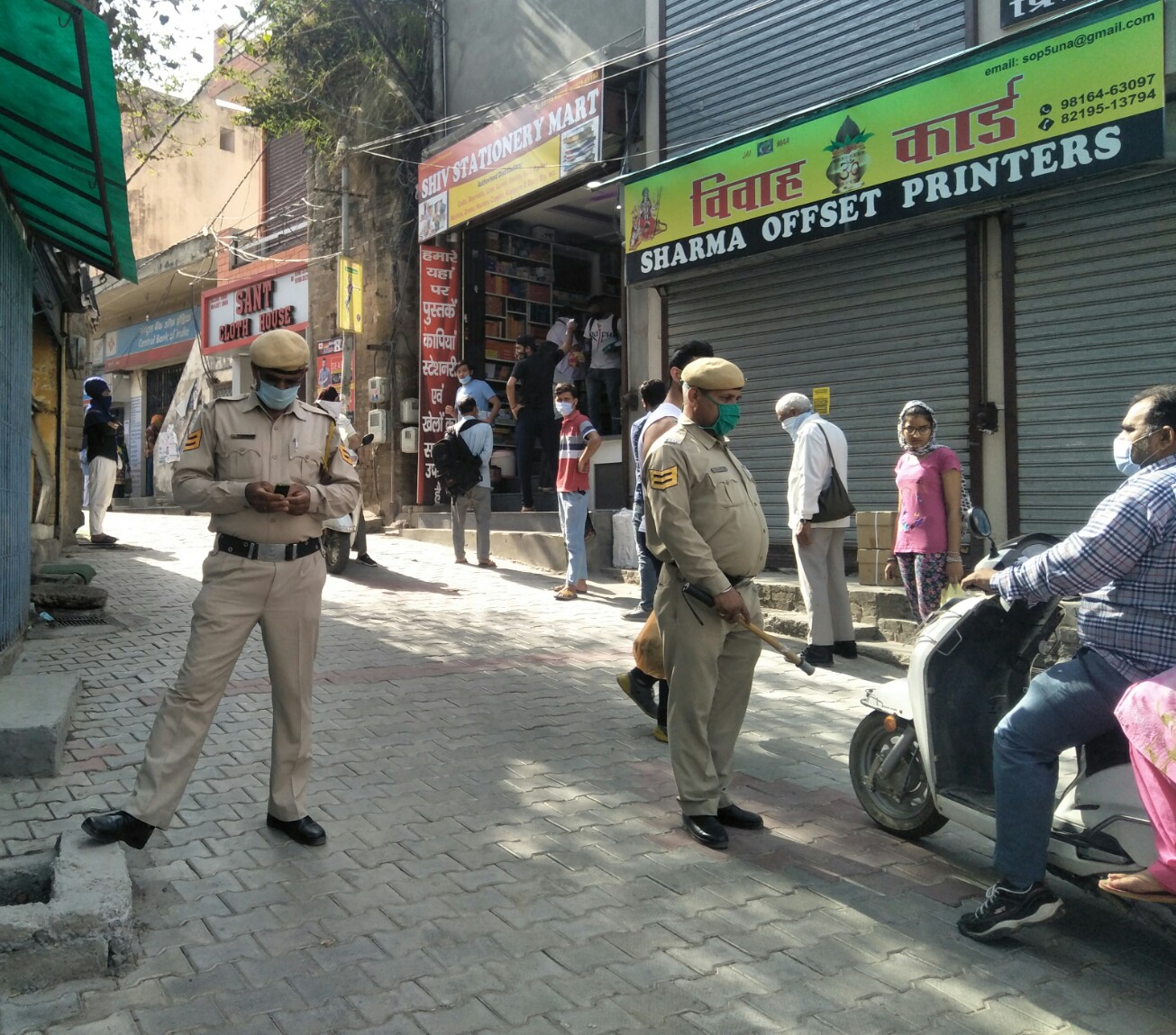 ऊना में पुलिस कर्मियों  केगैरजिम्मेदाराना व्यवहार से जयराम सरकार की छवि को किया जा रहा कलंकित   डियूटी के दौरान पुलिस कर्मी दिखा फौन पर मस्त, ऊना के एसपी तथा एएसपी ने नही उठाया फौन 