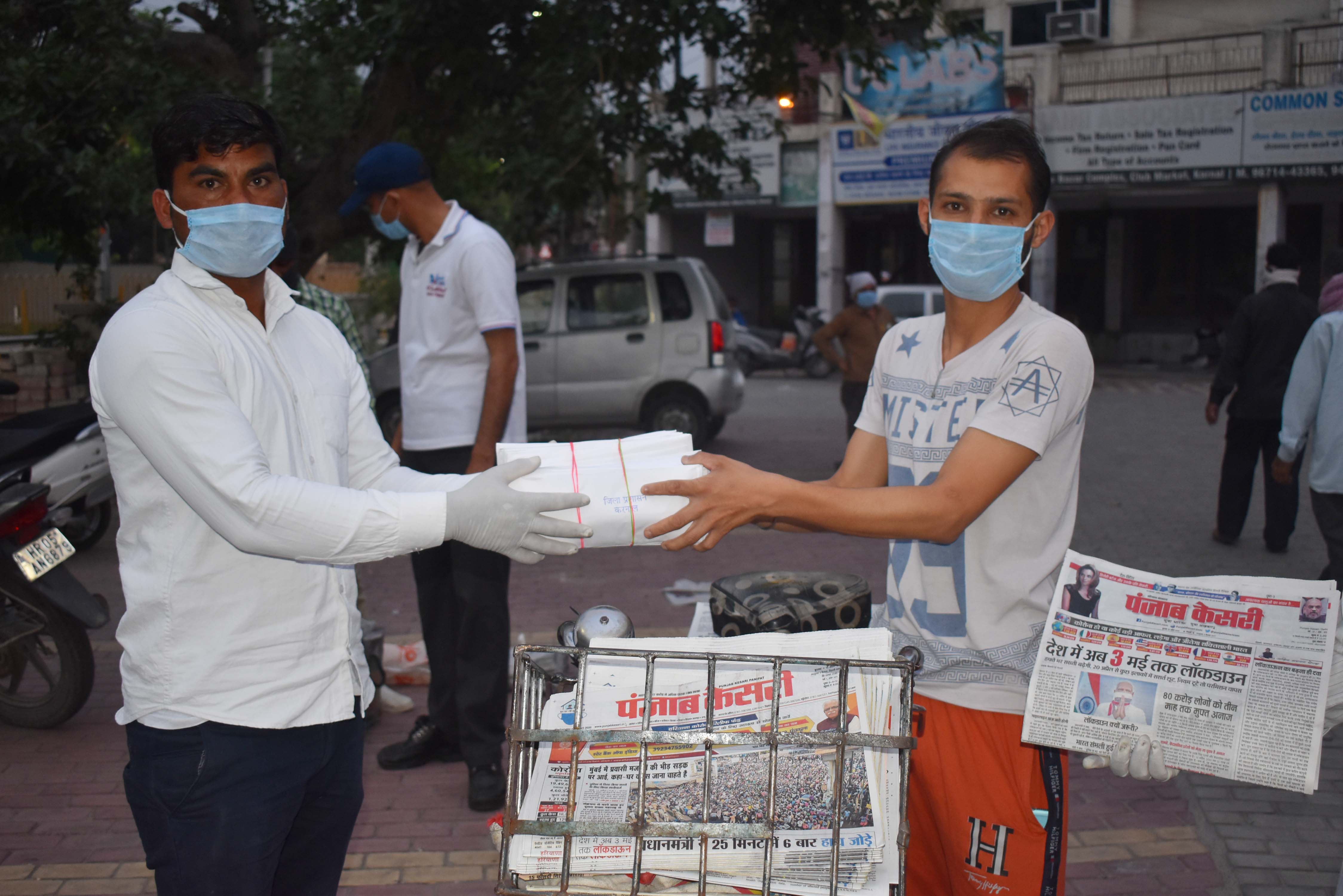 कोरोना वायरस से बचाव के लिए विभिन्न समाचार पत्रों के माध्यम से प्रशासन ने घर-घर पहुंचाए करीब 21 हजार मास्क 