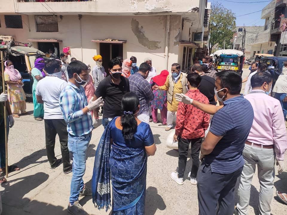 युवाओं ने टीम बनाकर सेवा की मिसाल कायम की
