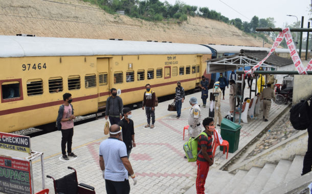 पहली ट्रेन से 643 यात्री कर्नाटक से लौटे, चेहरों पर तैरी मुस्कुराहट