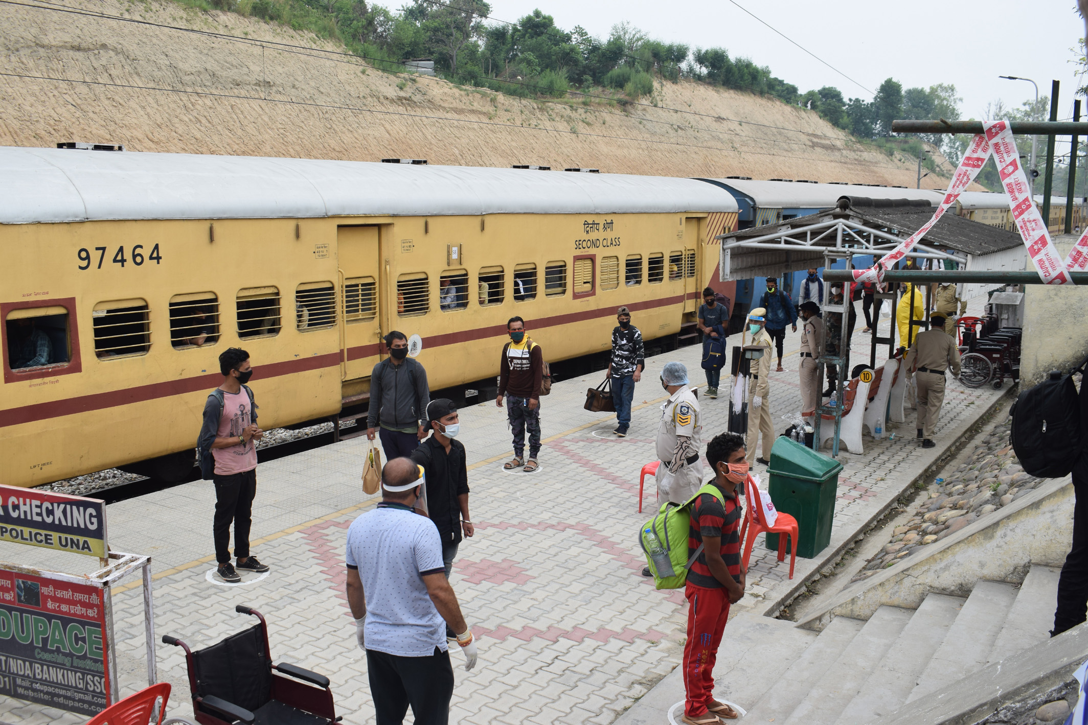 पहली ट्रेन से 643 यात्री कर्नाटक से लौटे, चेहरों पर तैरी मुस्कुराहट