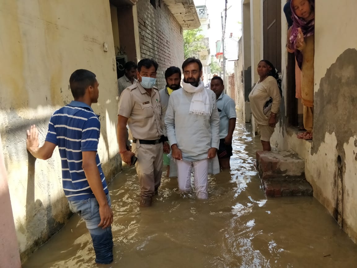 आवर्धन नहर में कटाव होने के कारण रांवर गांव में घुसा पानी, जिला प्रशासन, विधायक ने स्थिति का लिया जायजा