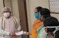 हरियाणा राज्य ग्रामीण आजीविका मिशन करनाल की स्वयं सहायता समूह की महिलाओं ने मुख्यमंत्री मनोहर लाल को 2 लाख 51 हजार रूपये का चेक हरियाणा कोरोना रिलीफ फंड में दिया