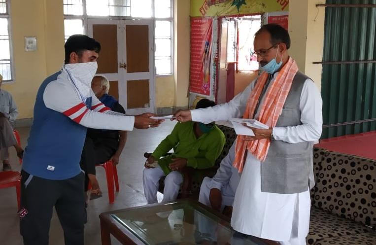 पूर्व भाजपा प्रदेशाध्यक्ष सतपाल सत्ती ने विभिन्न आपदाओं के पीड़तों को राहत राशि के चैक प्रदान किए