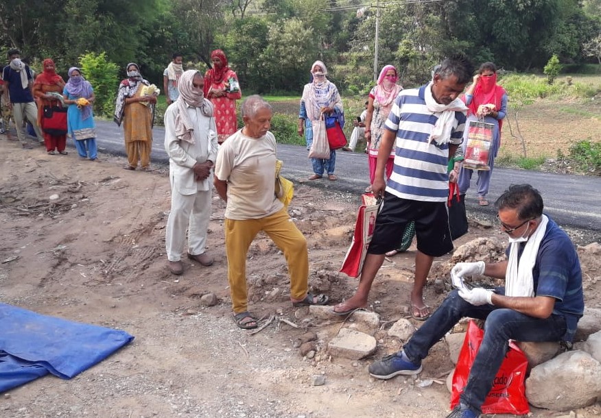 लोगों को उनके घर द्वार पर ही उचित मूल्य का राशन  दिया गया