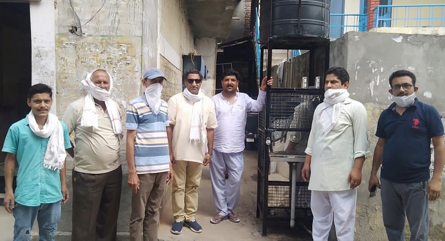 लक्ष्मी ज्वेलर्स के प्रबंधक ने लोगों की प्यास बुझाने के लिए लगाया वाटर कूलर