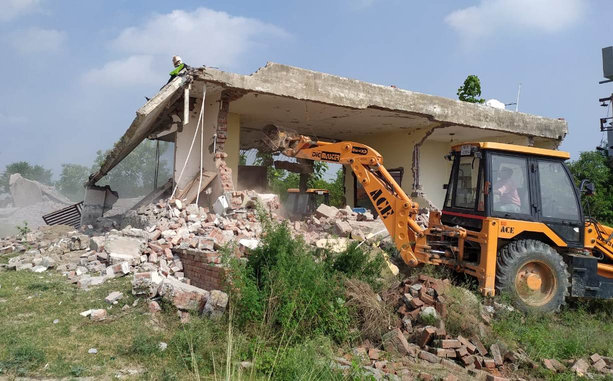 नगर निगम व जिला नगर योजनाकार की संयुक्त कार्रवाई में सैक्टर-32 स्थित टेनिस अकादमी के निकट 2 कॉलोनियो में किए गए अवैध निर्माण को गिराया