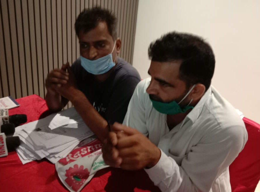 लोगों ने मनरेगा घोटाले को लेकर डीसी से की शिकायत