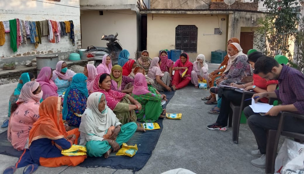 कृषि विभाग ने किसानों को वितरित किया निशुल्क मक्खन घास 
