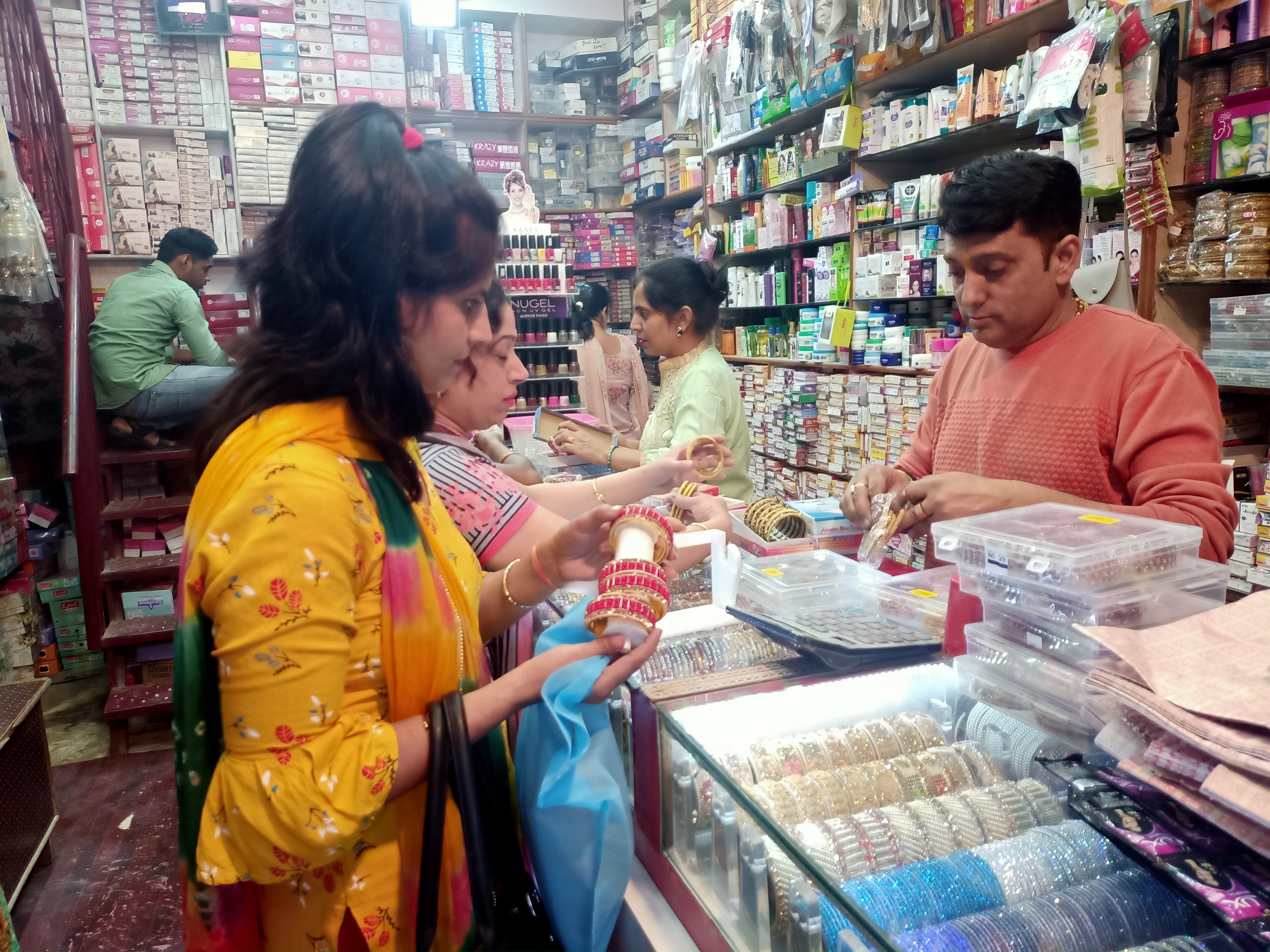 करवा चौथ पर महिलाओं ने की जमकर खरीददारी कोरोना का नहीं दिख रहा कोई असर