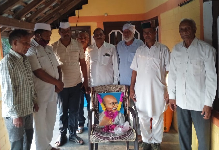 महात्मा गांधी जयंती कांग्रेस सेवा दल ने कुटलैहड़ के मकरेड गांव में मनाई गई